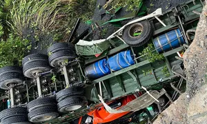 Xe đầu kéo chở than rơi xuống vực