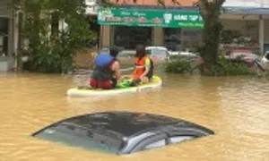 Hàng nghìn người Thái Nguyên cầu cứu trong nước lũ