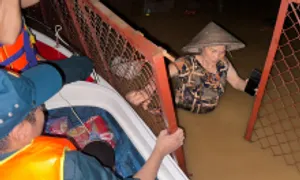 Tiếp tế, sơ tán dân khỏi vùng ngập 2 mét