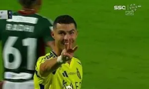 Vì sao Ronaldo giơ ba ngón tay sau khi ghi bàn?